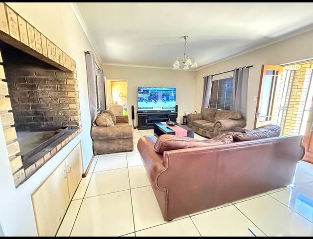 3 BEDROOM HOUSE FOR SALE IN TAFELZICHT